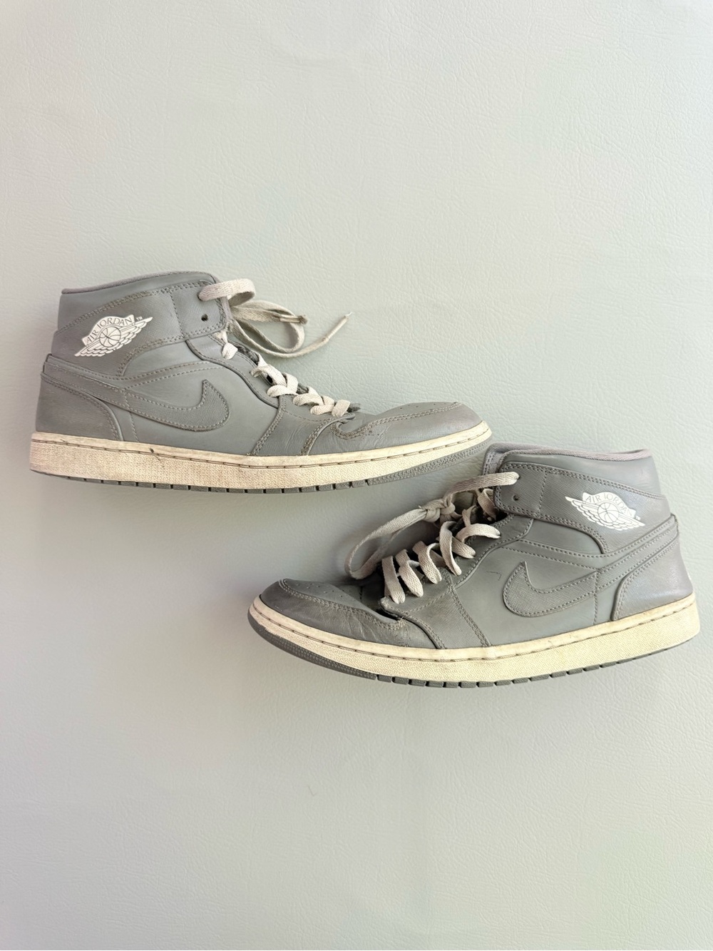 Nike Air Jordan 1 Retro Sneakers Shoes Mens Size 10.5 Mid Grey White 554724-003